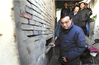 昨天，李克強(qiáng)看望包頭北梁棚戶區(qū)居民。新華社發(fā)